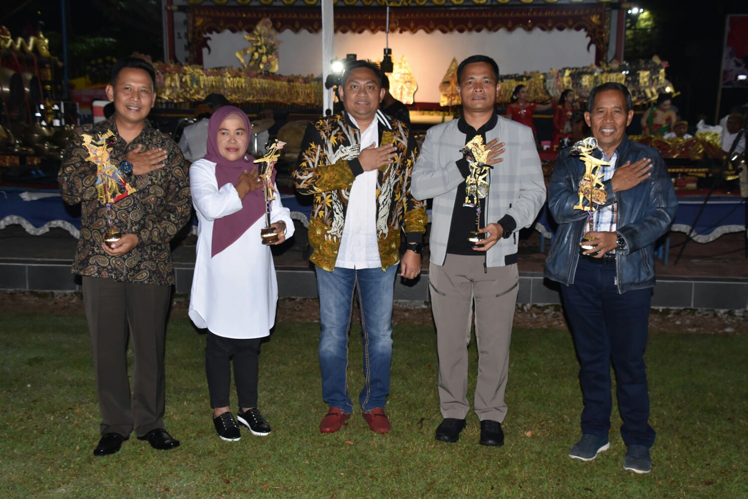 Hut Bhayangkara Ke-76, Polres Salatiga Gelar Wayang Kulit Bersama Ki Joko Siswoyo